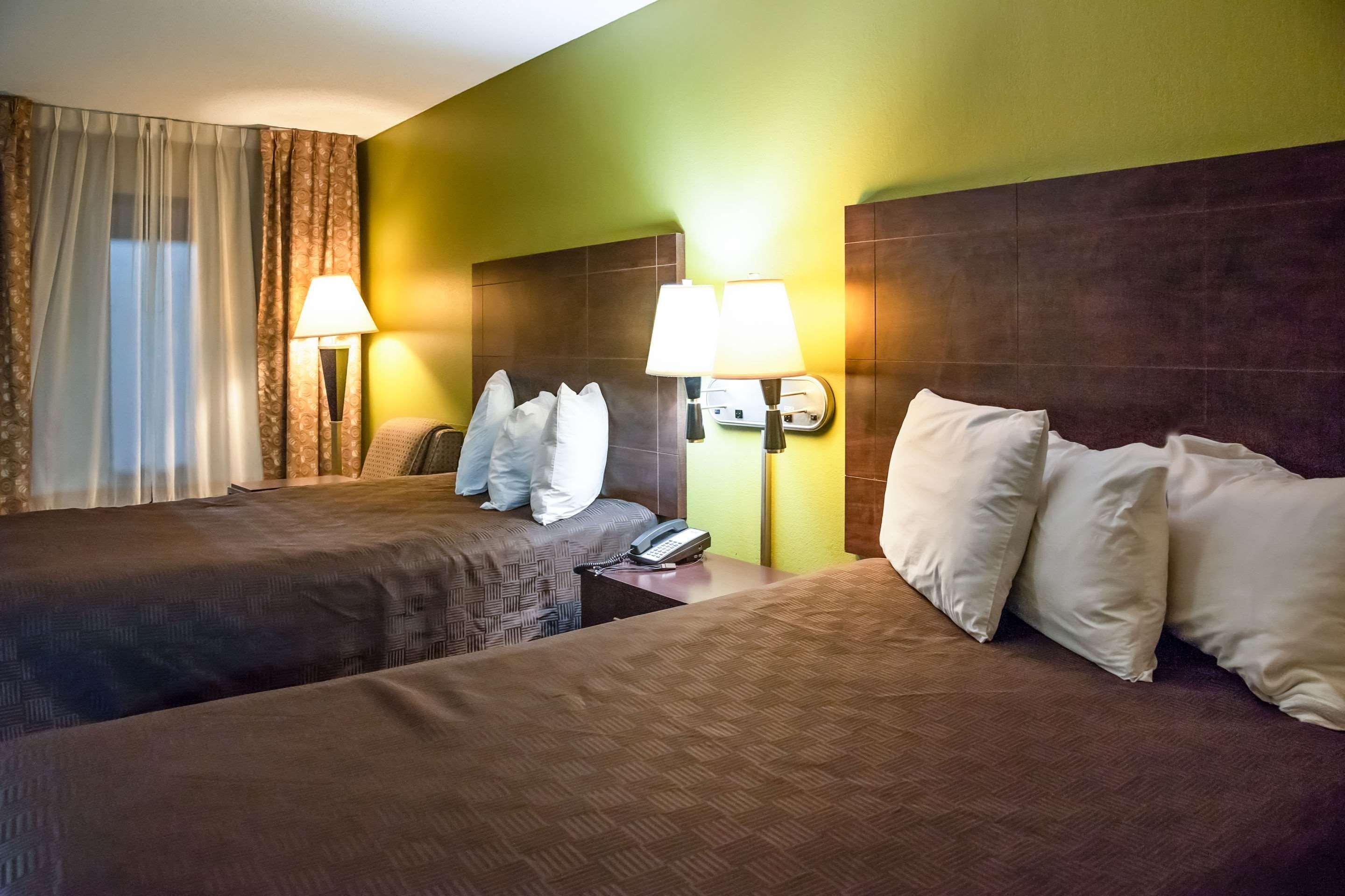 קלארקסוויל Rodeway Inn & Suites מראה חיצוני תמונה