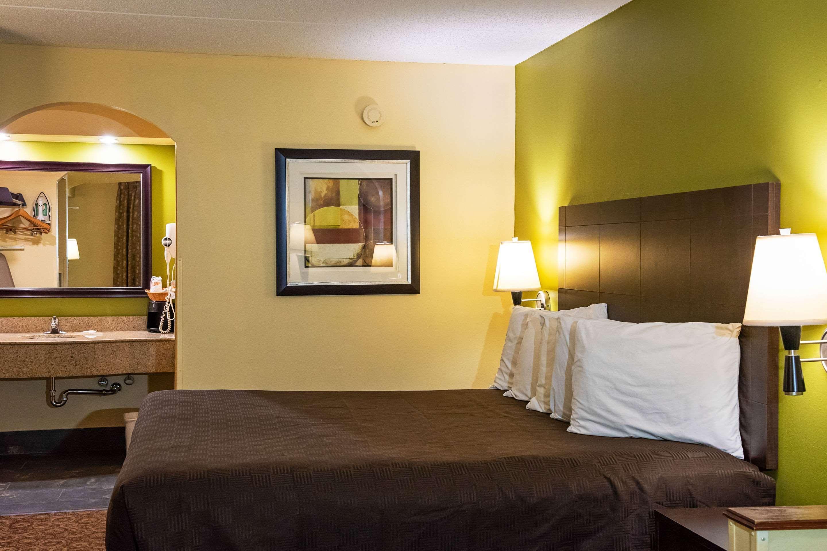 קלארקסוויל Rodeway Inn & Suites מראה חיצוני תמונה