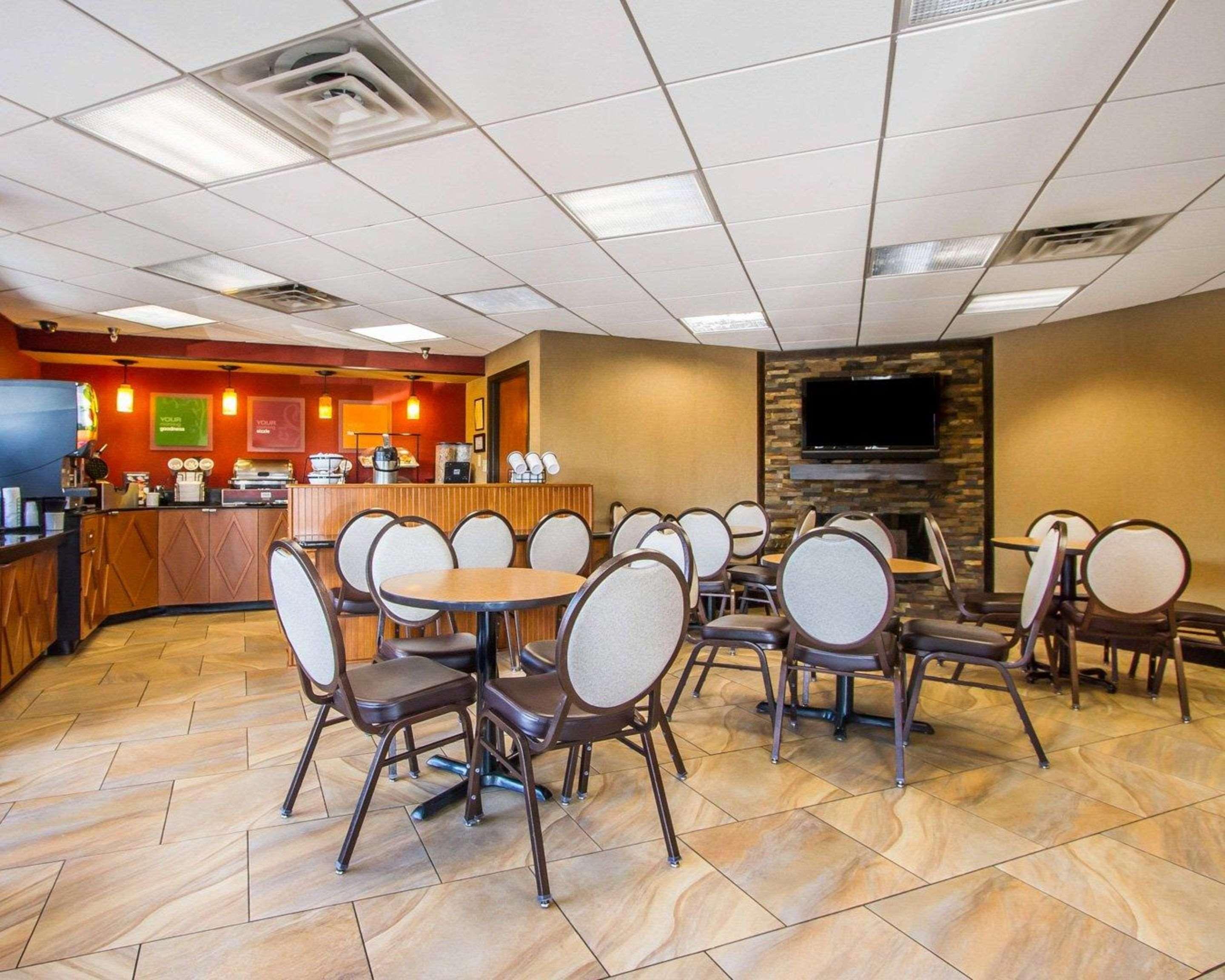 קלארקסוויל Rodeway Inn & Suites מראה חיצוני תמונה