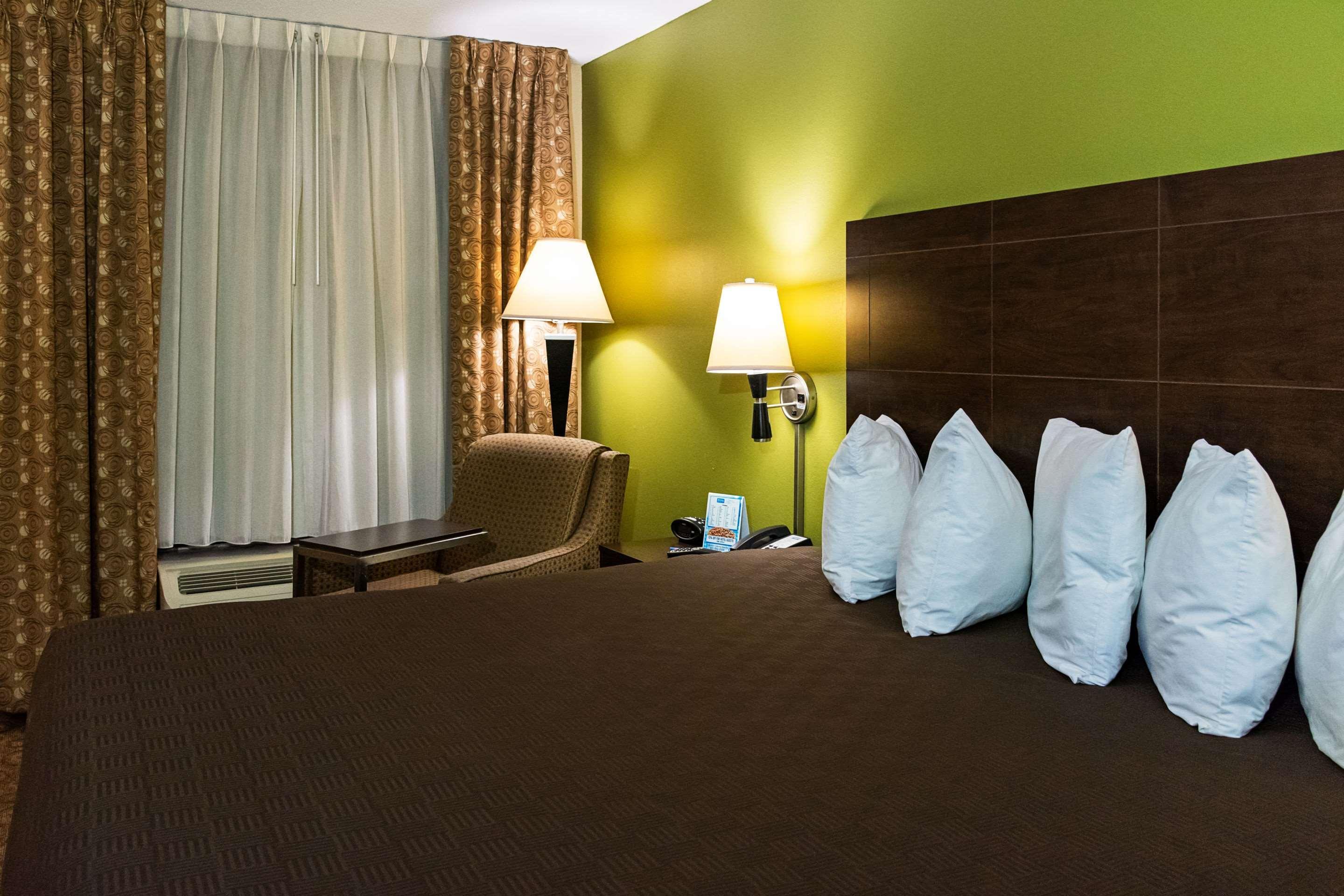 קלארקסוויל Rodeway Inn & Suites מראה חיצוני תמונה