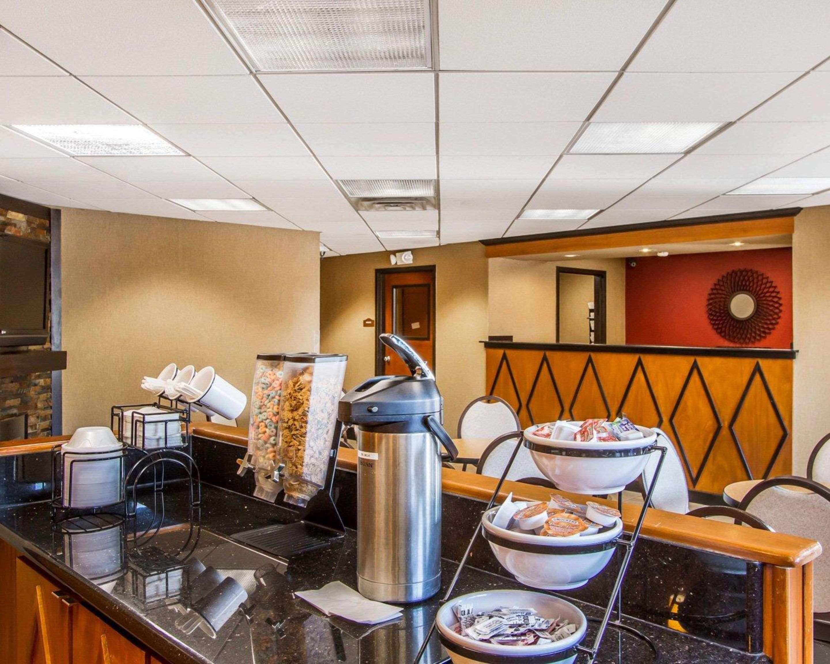 קלארקסוויל Rodeway Inn & Suites מראה חיצוני תמונה