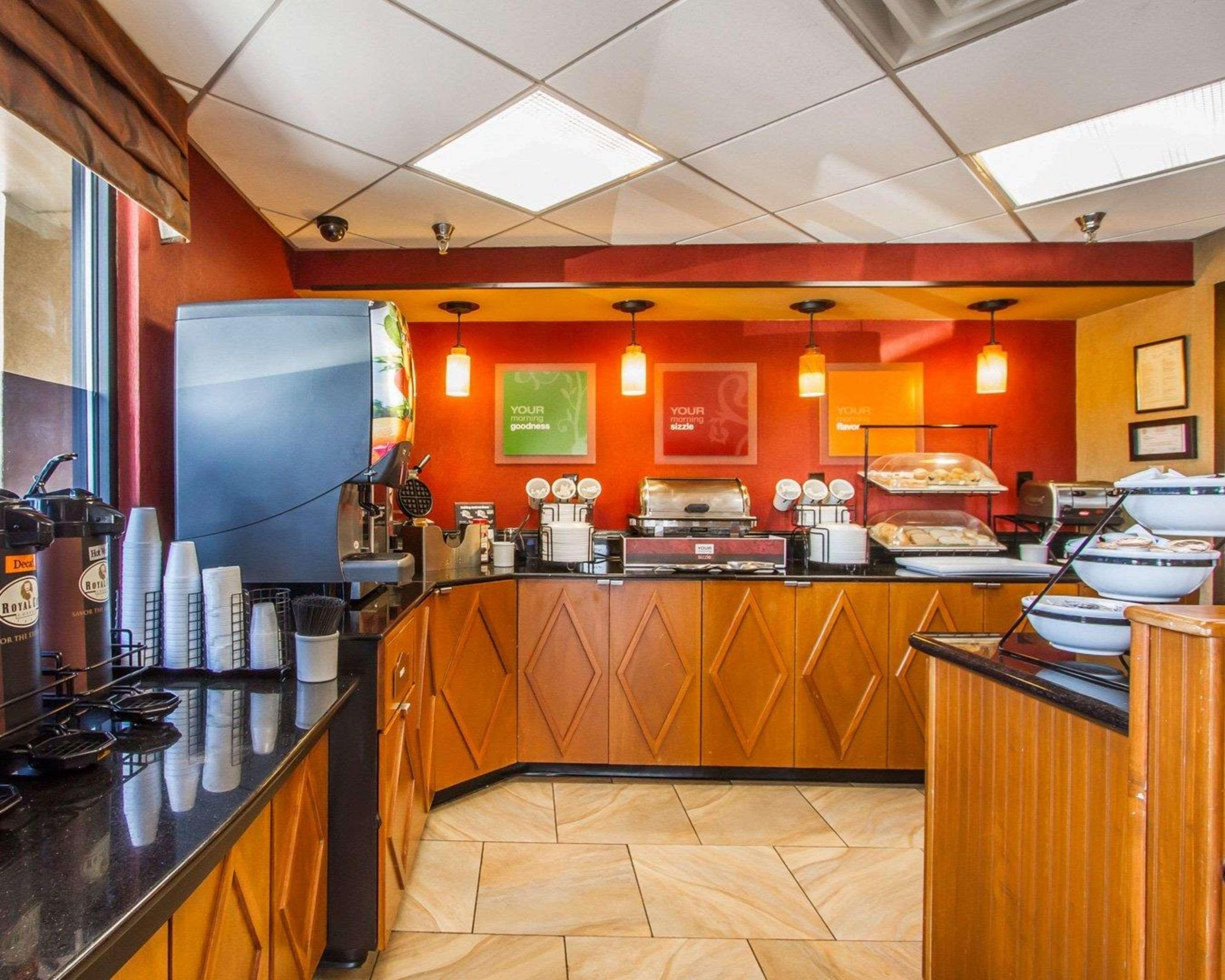 קלארקסוויל Rodeway Inn & Suites מראה חיצוני תמונה