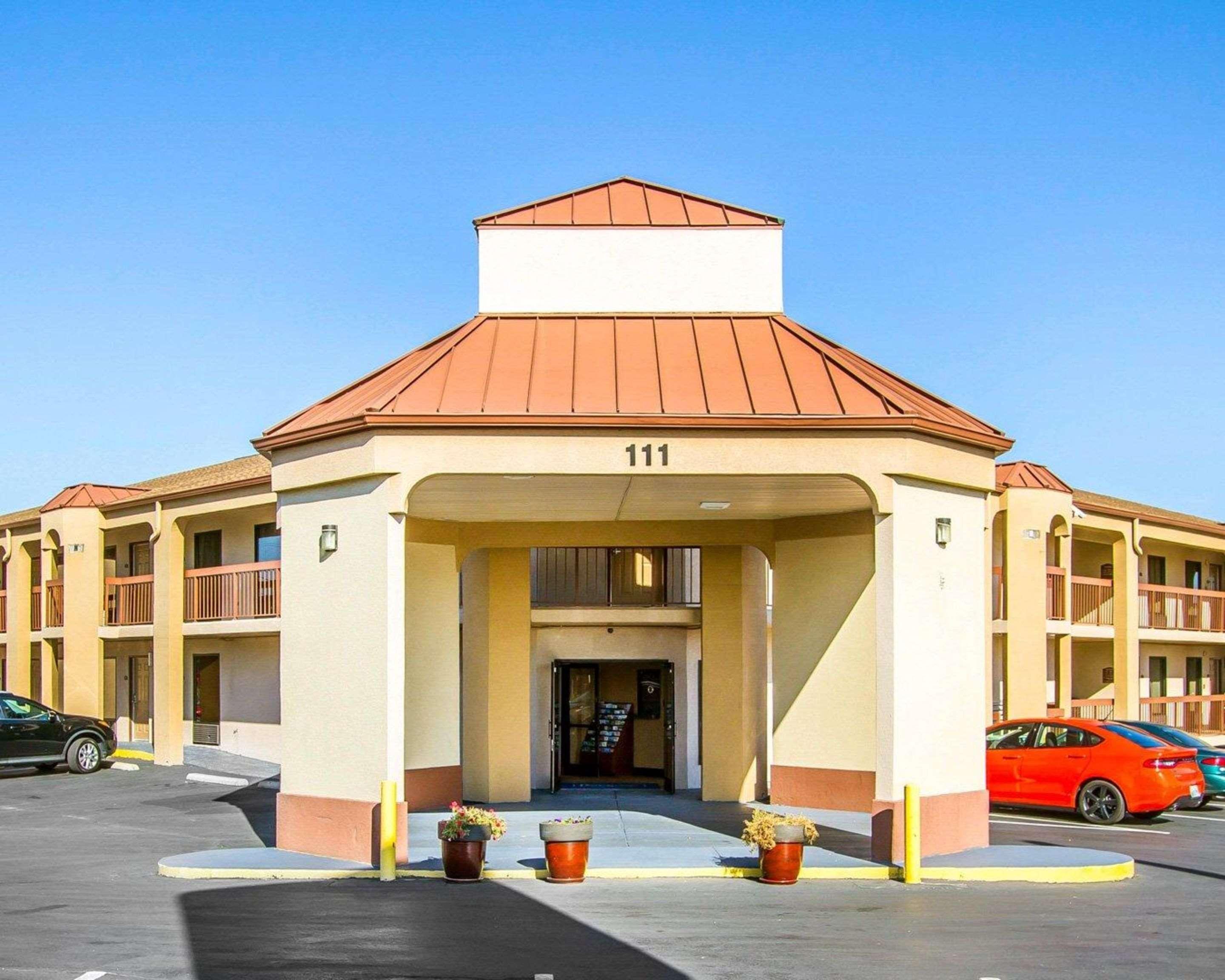 קלארקסוויל Rodeway Inn & Suites מראה חיצוני תמונה