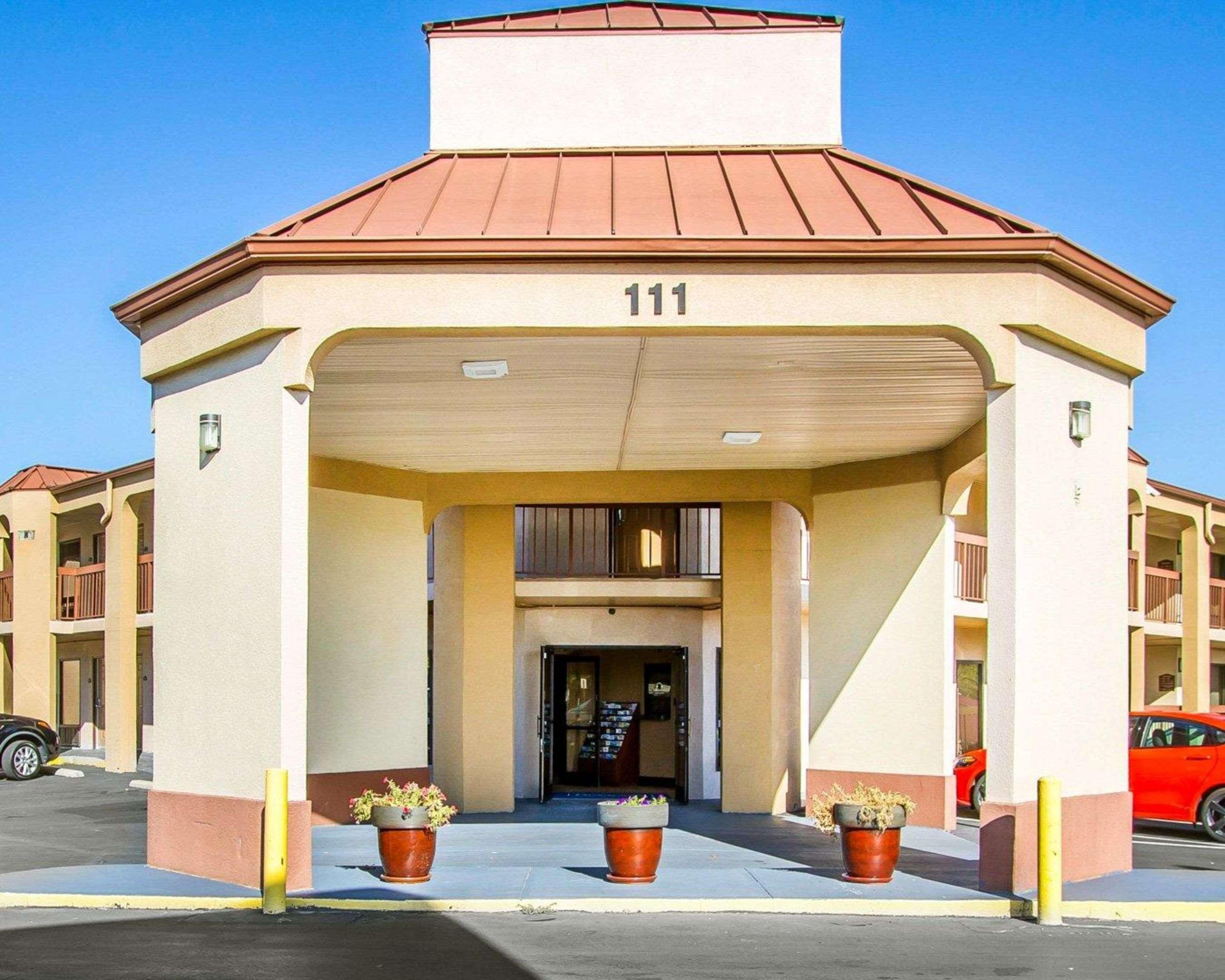קלארקסוויל Rodeway Inn & Suites מראה חיצוני תמונה
