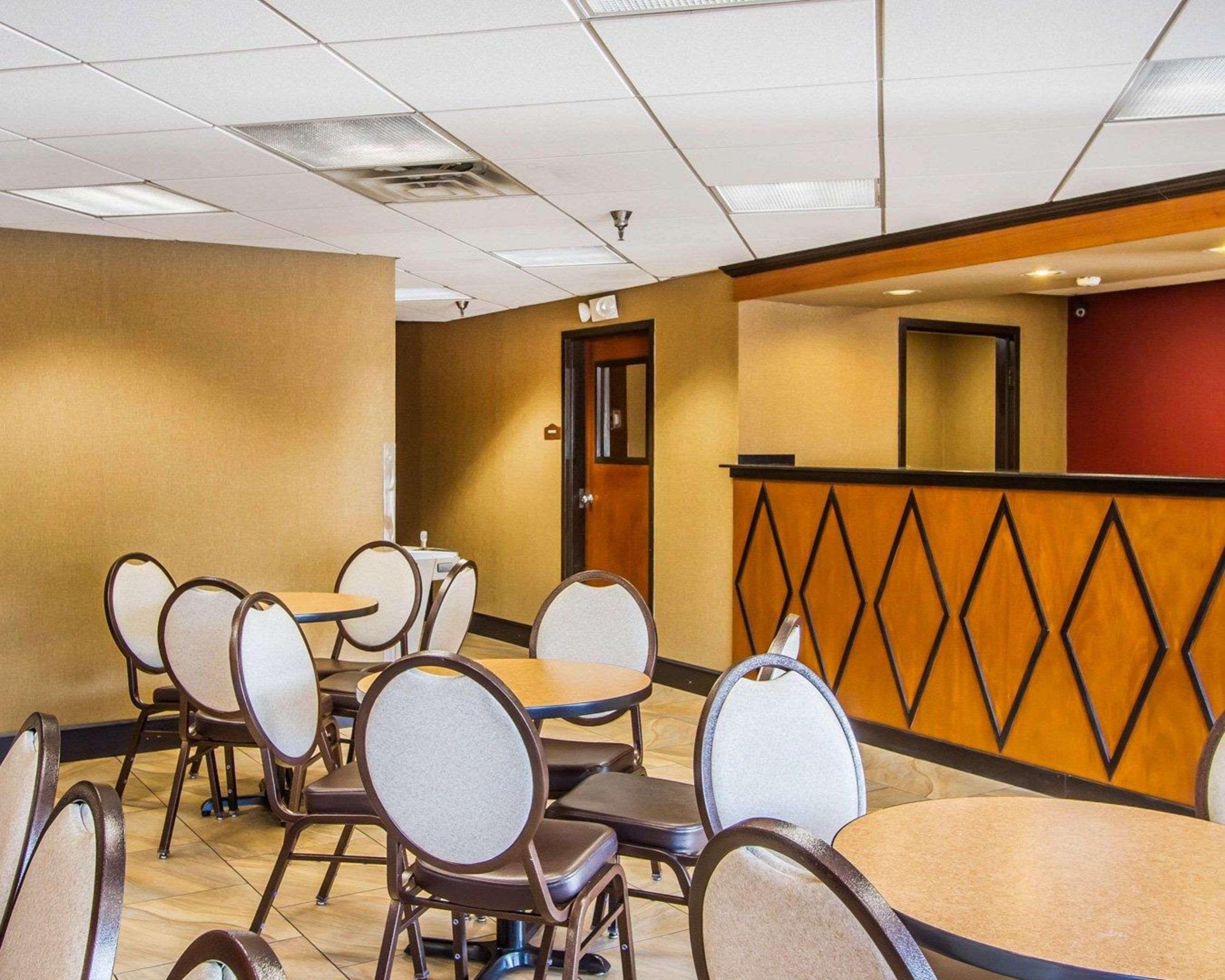 קלארקסוויל Rodeway Inn & Suites מראה חיצוני תמונה