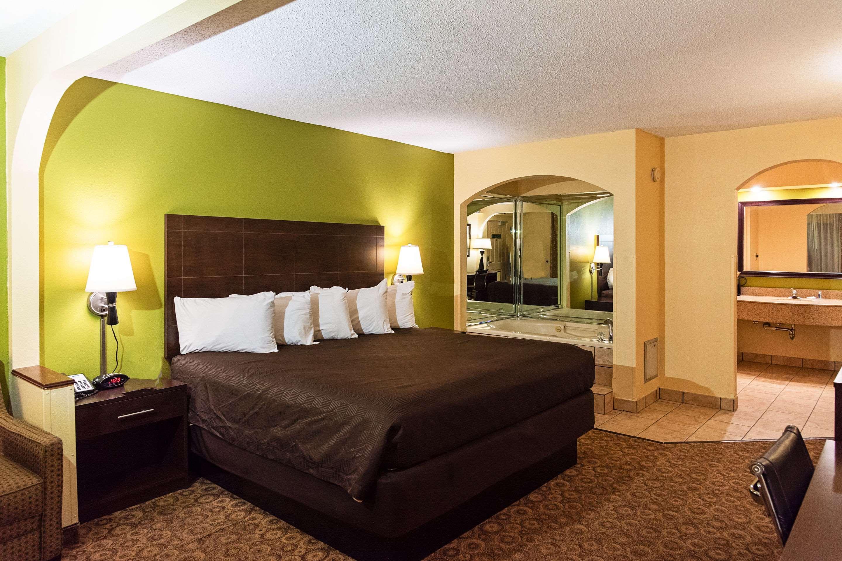 קלארקסוויל Rodeway Inn & Suites מראה חיצוני תמונה