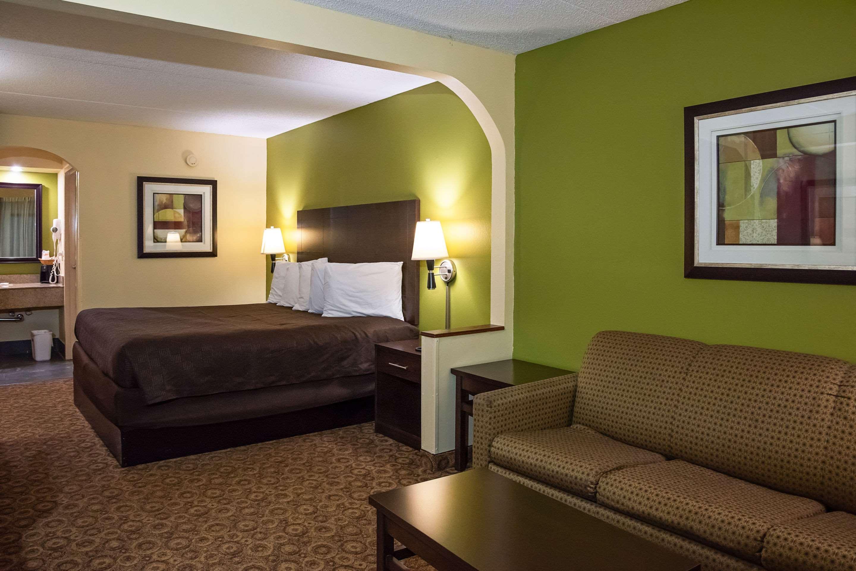 קלארקסוויל Rodeway Inn & Suites מראה חיצוני תמונה