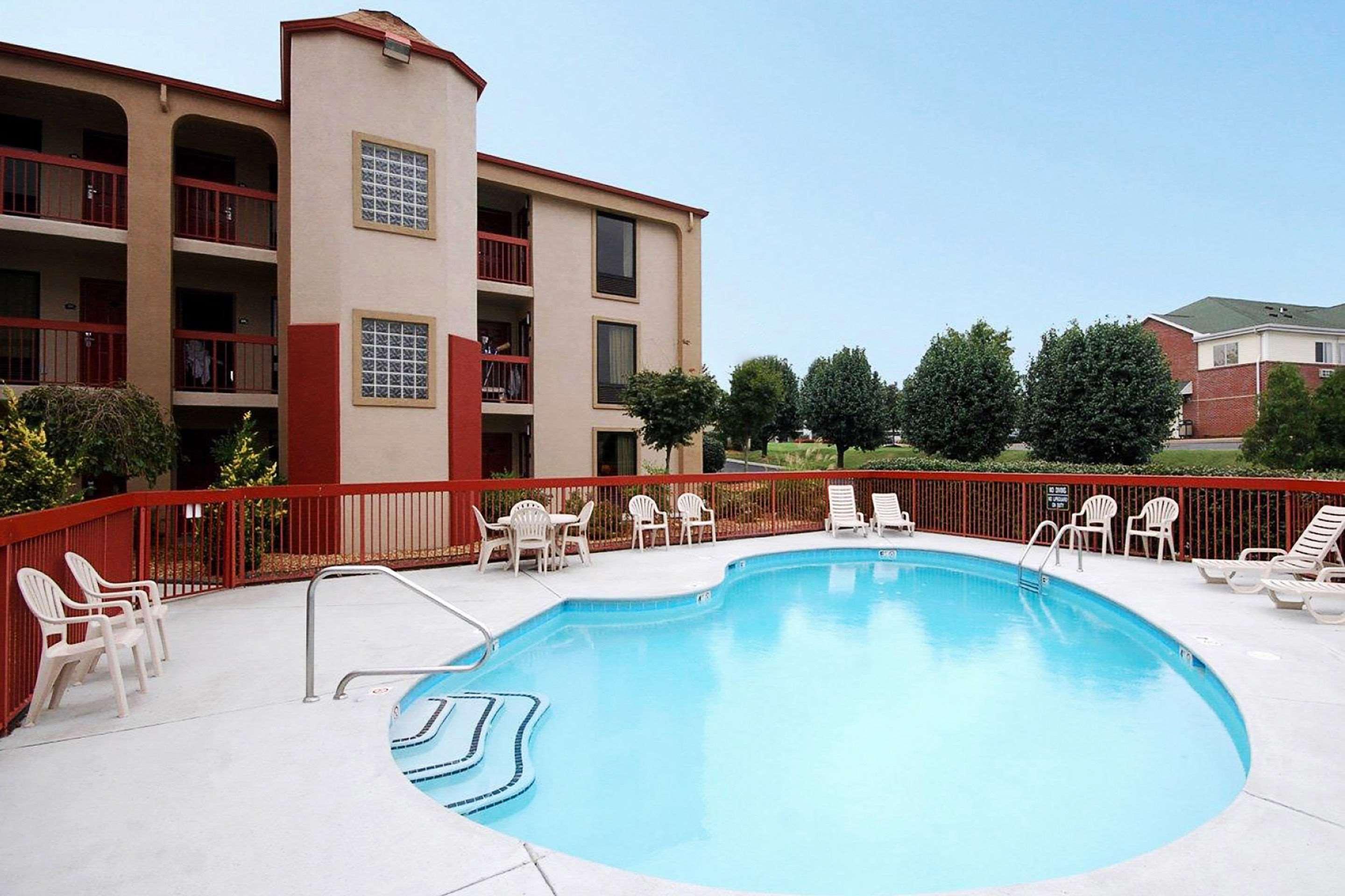 קלארקסוויל Rodeway Inn & Suites מראה חיצוני תמונה