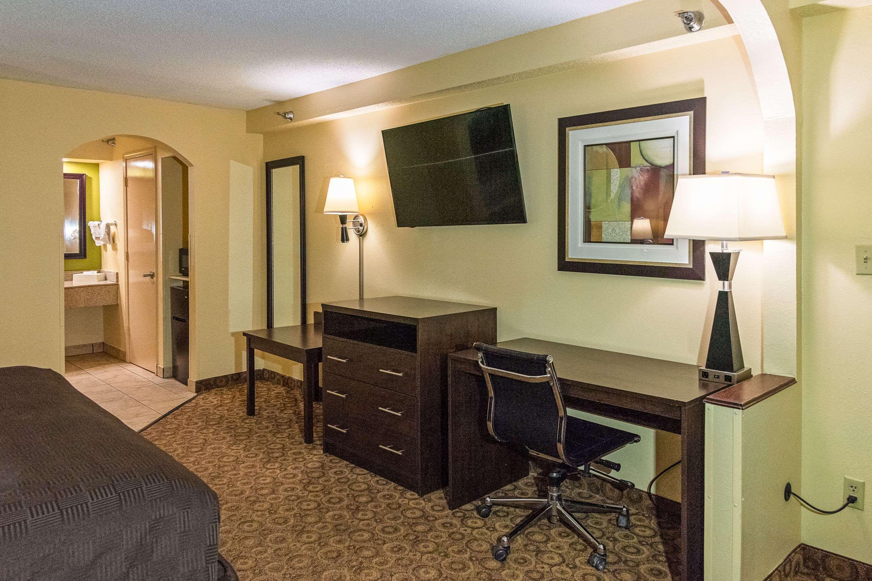 קלארקסוויל Rodeway Inn & Suites מראה חיצוני תמונה