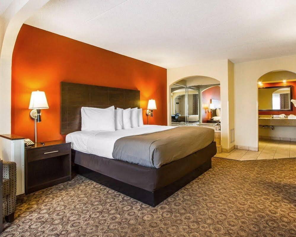 קלארקסוויל Rodeway Inn & Suites מראה חיצוני תמונה