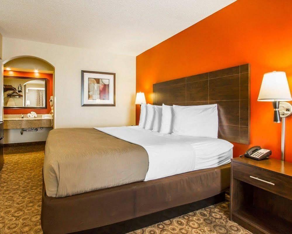 קלארקסוויל Rodeway Inn & Suites מראה חיצוני תמונה