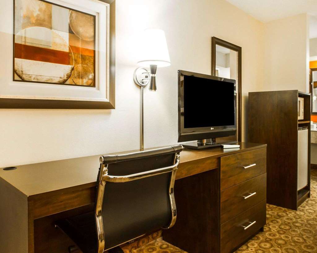 קלארקסוויל Rodeway Inn & Suites חדר תמונה